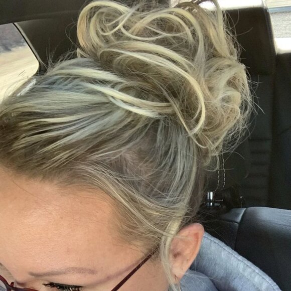 Brand New Juva Bun Messy Bun Dark Blonde with Highlights 'Beach' - Picture 5 of 8